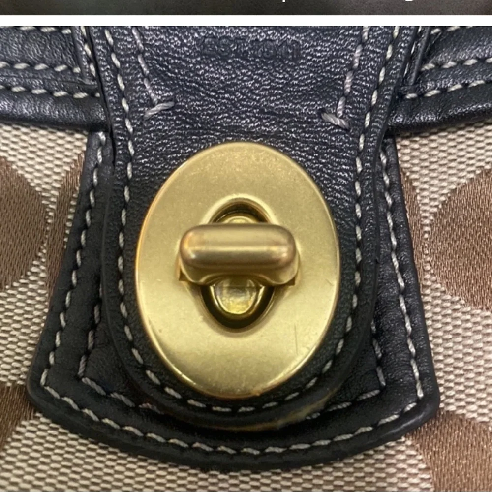 Coach wristlet - Picture 3 of 10